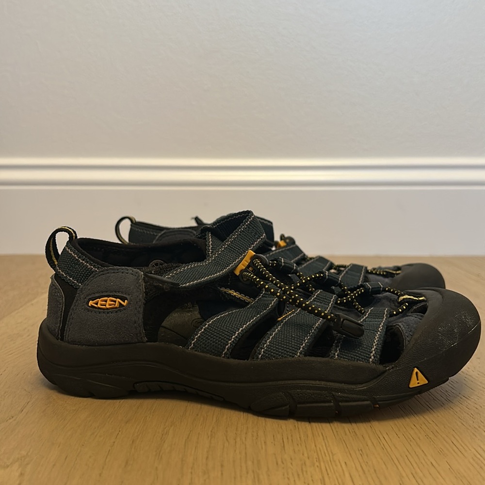 KEEN Women's Newport H2 Closed Toe Water Sandal - Women's 6.5 | Men's 5 - Picture 2 of 8